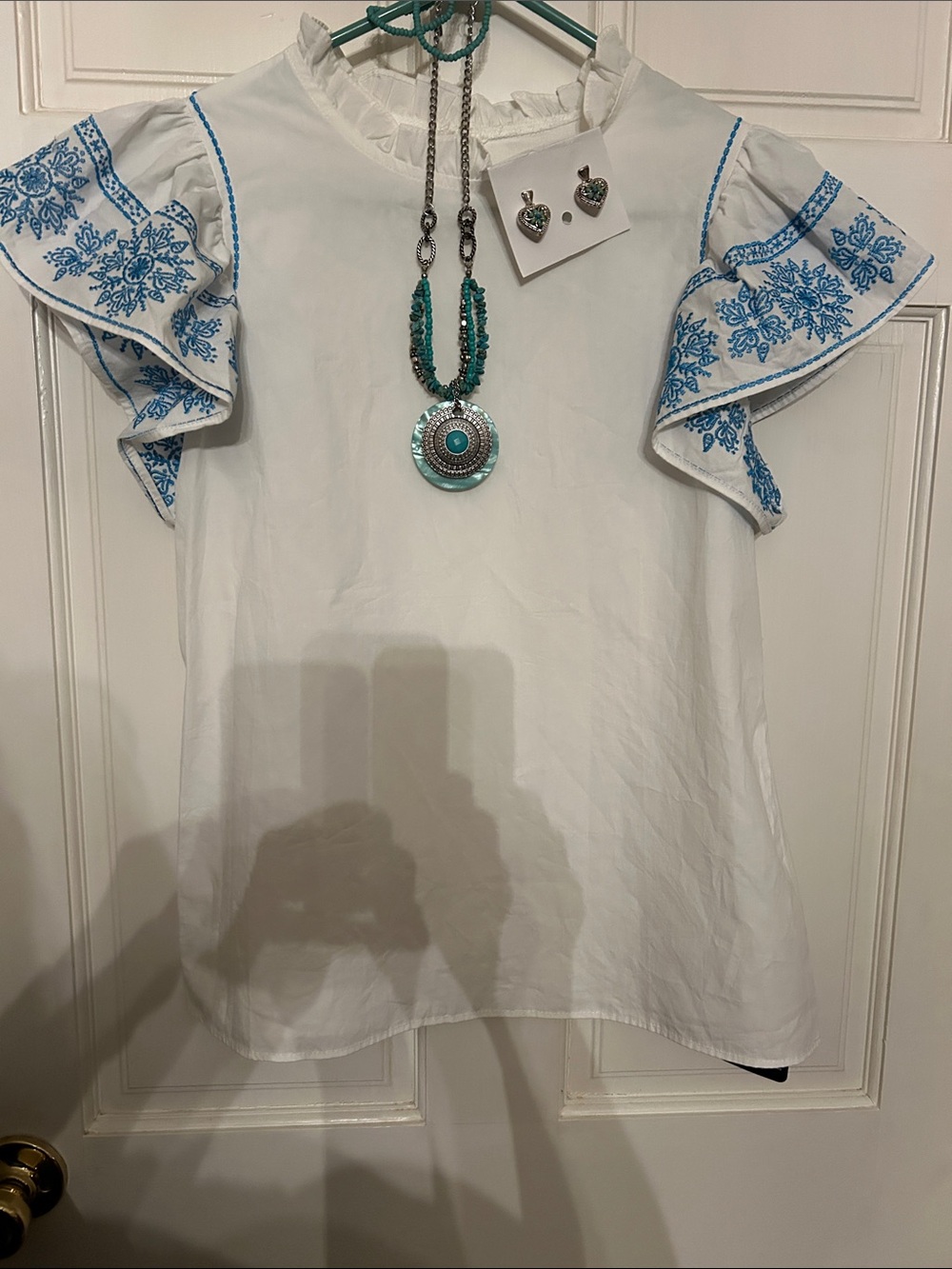 White Women's Embroidered Flutter Sleeve Top  Incl Necklace/Earrings /Brac  NWT
